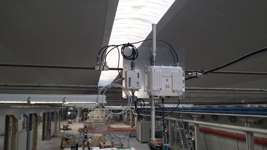 Instalación de antena radiante para ampliar la cobertura wifi en naves industriales